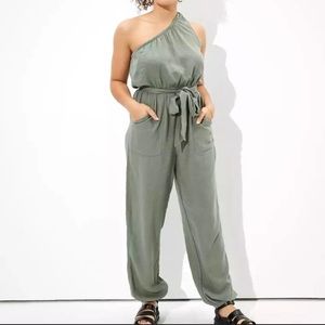 AMERICAN EAGLE NWT ONE SHOULDER JUMPSUIT